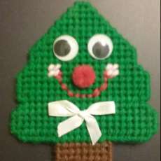 Plastic Canvas Smiling Christmas Tree Magnet
