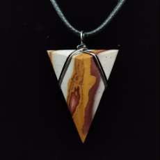 Arrowhead shaped quartzite pendant