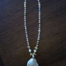 Tan pearl/chip necklace