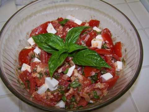 Bill's Garden Fresh Tomatoe Basil Salad