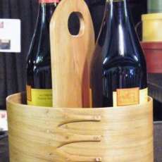 A nice little Shaker gift box for containing 2 bottles or wine, cutlery, etc.