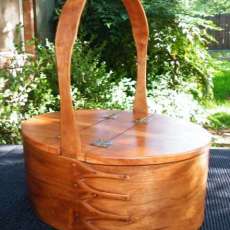 Shaker Hinged-Lid Carrier in Cherry.