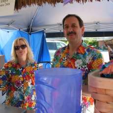 A Funny Vendor Couple - Maui & Wowee