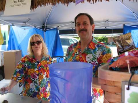 A Funny Vendor Couple - Maui & Wowee