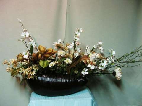 SILK AND NATURAL ARRANGEMENT IN A CERAMIC SHELL