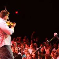 Crowds love that fiddle!