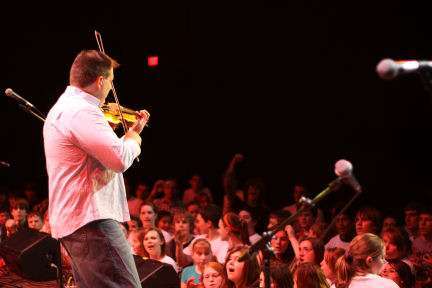 Crowds love that fiddle!