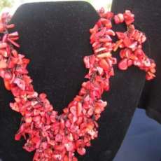 Unies Red Coral v necked necklace