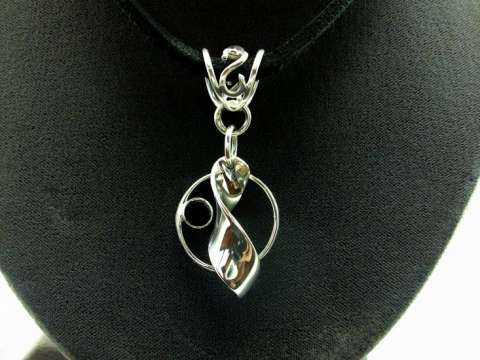 Pendant in sterling silver and black onyx