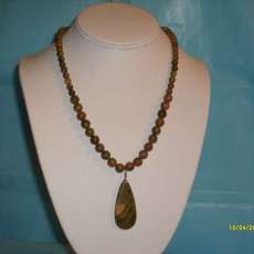 Unikite Graduated Neclace with Pendant