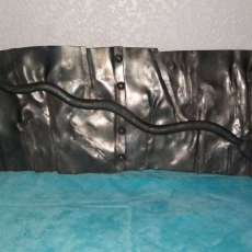 Sculpture snake full-view