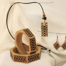 Beautiful & intricately carved "Chain style" wood bracelet with earings & pendant