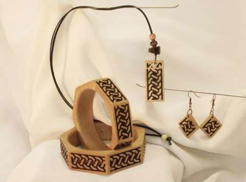 Beautiful & intricately carved "Chain style" wood bracelet with earings & pendant