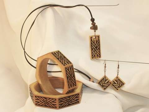 Beautifal and intricately carved "Cross-Twist style" wood bracelet with earin gs & pendant