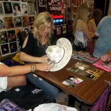 Lisa signing at CMA Fan Fest