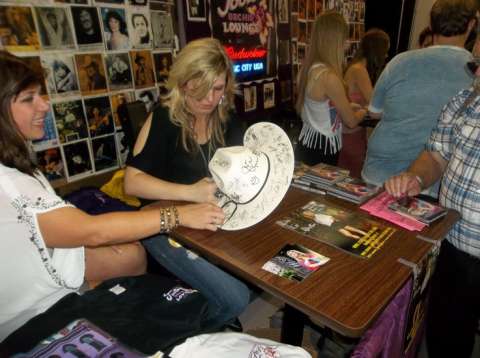 Lisa signing at CMA Fan Fest