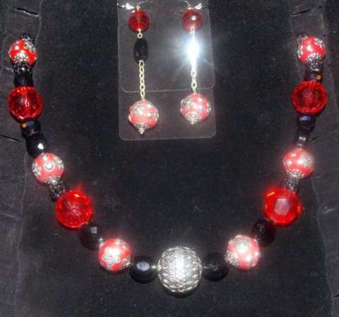 Red Metalic Necklace Set