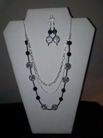 Blk & white necklace