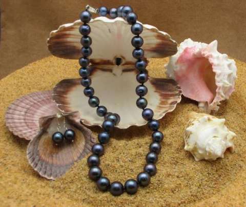 Black Cultured Pearl Necklace & Earrings