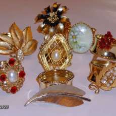 Napkin rings with attached vintage brooches