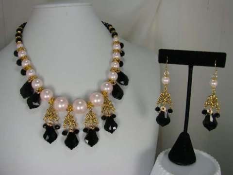 Pink Akoya Shell Pearls and Swarovski Crystals Necklace And Earring Set