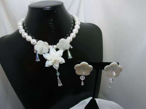 Mother-of-pearl, Akoya shell Pearls, & Swarovski Crystals Earring & Necklace Set