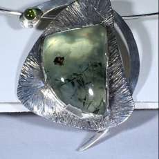 Prenhite Pendant