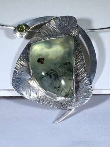 Prenhite Pendant
