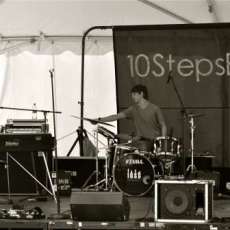 10 steps Back in concert