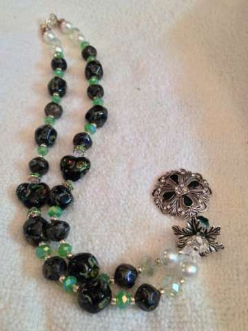 Green swirl necklace w/Swarovski beads