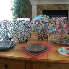 Lots of decorative plates to choose from!