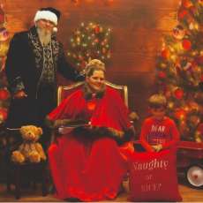 [2022] Elf Kayne Coal & Mrs. Claus Was Captured Again For More Photos