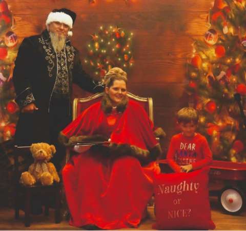 [2022] Elf Kayne Coal & Mrs. Claus Was Captured Again For More Photos