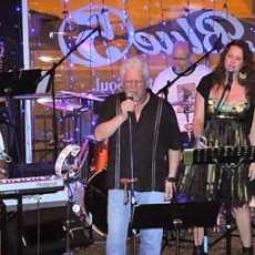 Green Earrings, the Steely Dan Experience