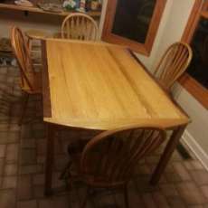 Specialty Dining Table & Chairs