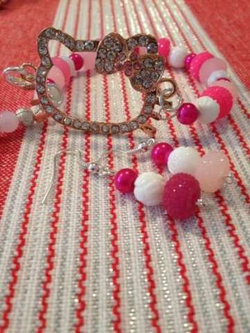 Hello Kitty bracelet aand earrings