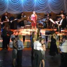 Lizi sings for dancing at Wedding