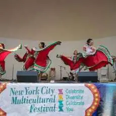 Beautiful Mexican Dancers