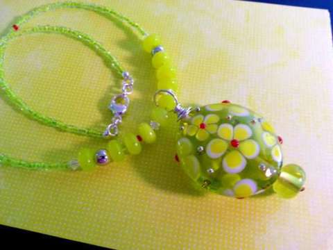 70s Daisy Lampwork Necklace