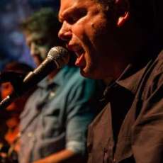 Tim Larsen: Piano/Lead Singer