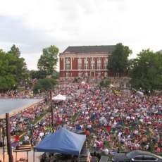 Concertgoers on the Capitol Lawn