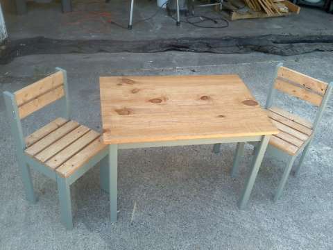 Kids Table and Chairs