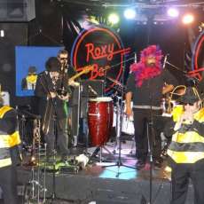 Performance With 4 Fried Chickens and a Coke