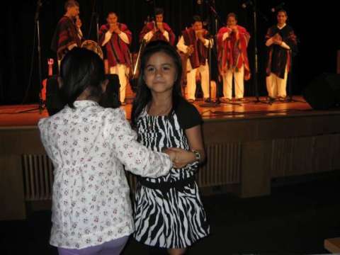 Tahuantinsuyo's children dancing