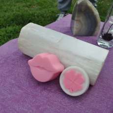 Leaf and Lips Set Price:$10.00