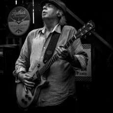 Dee Meyer - Guitar/Vocals