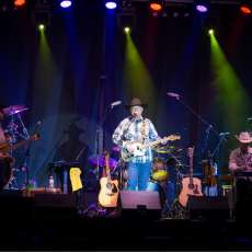 Steel Skarecrow in Concert With Tracy Lawrence