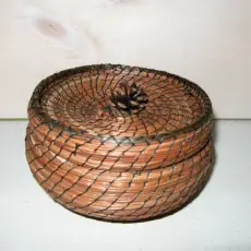 Pine Needle Basekt w/Cone Lid