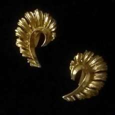 Vintage Coro Gold-Plated Figural Leaf Clip-On Earrings