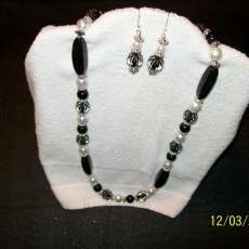 Black and white Necklace set (3)